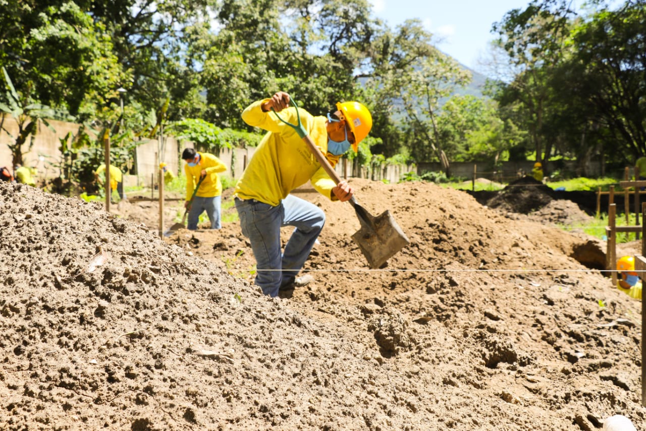 reos-en-fase-de-confianza-trabajan-en-la-construccion-del-complejo-habitacional-el-espino